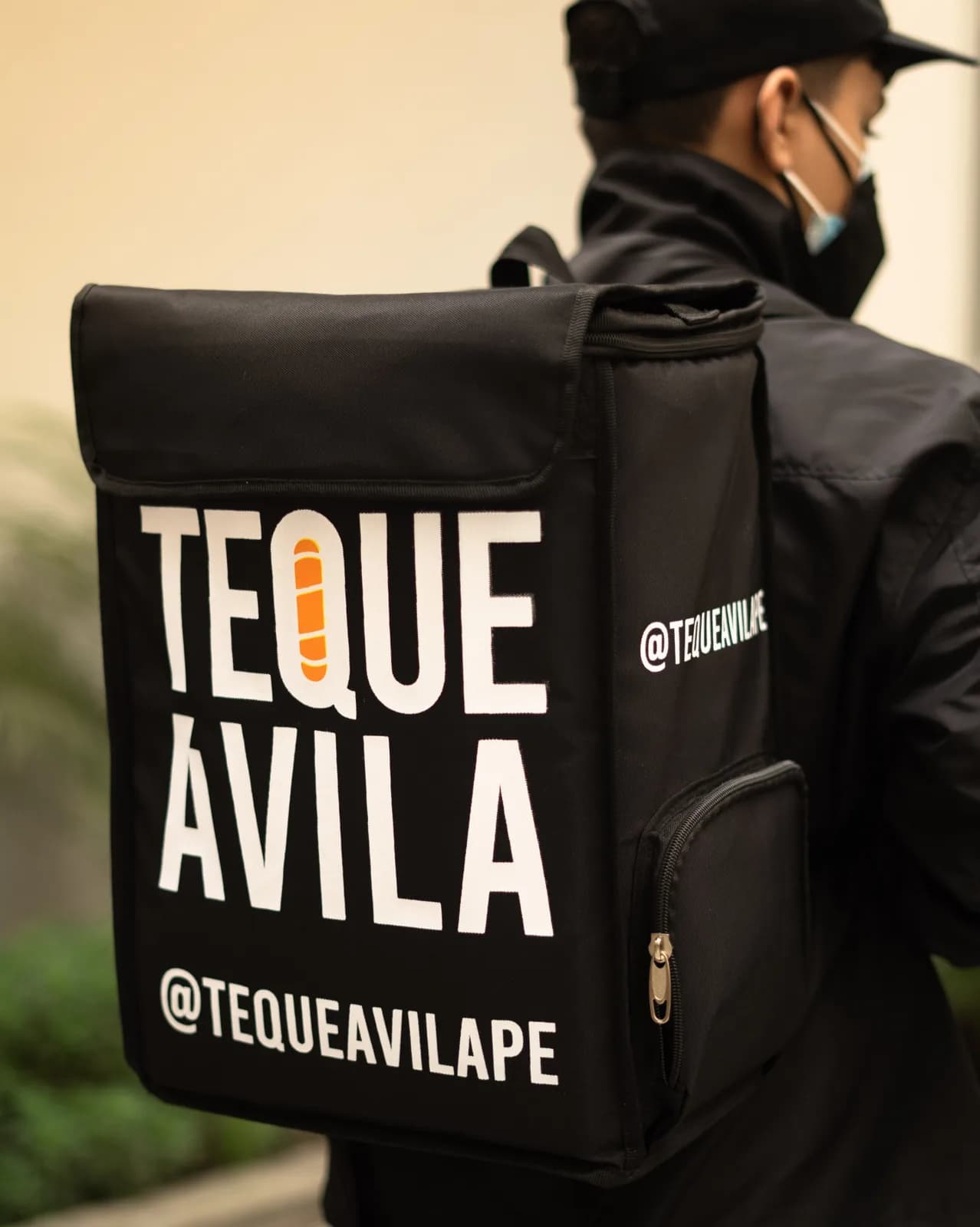 Repartidor con la mochila de Teque Ávila